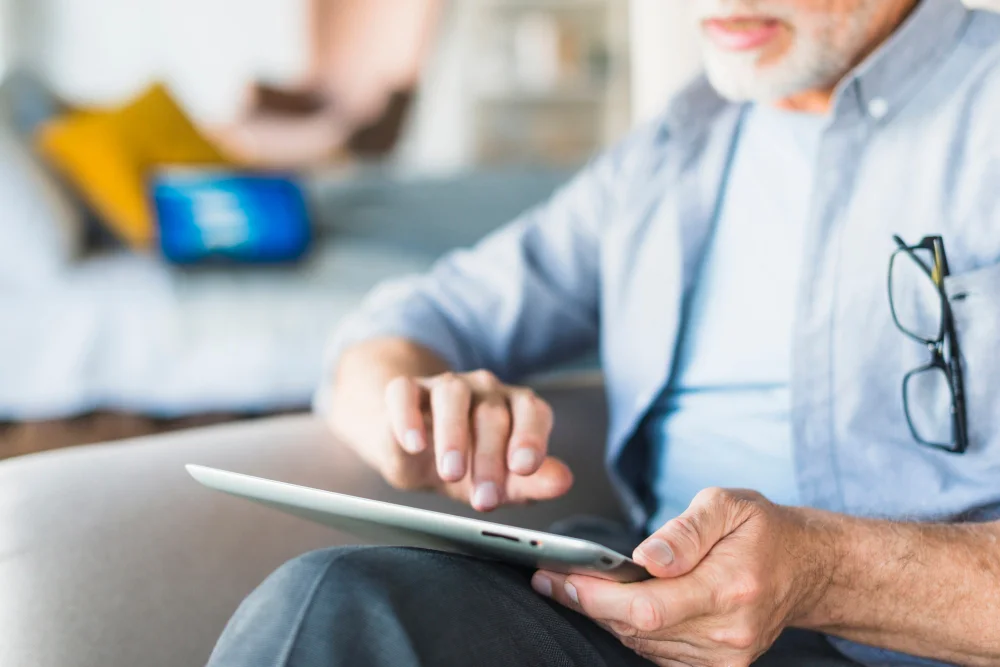 Paciente rellenando el formulario de admisión en una tablet