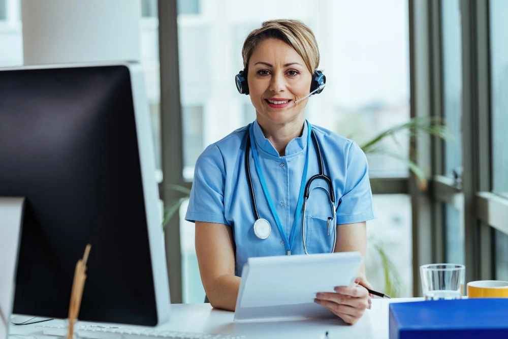 Recepcionista atendiendo a pacientes por varios canales