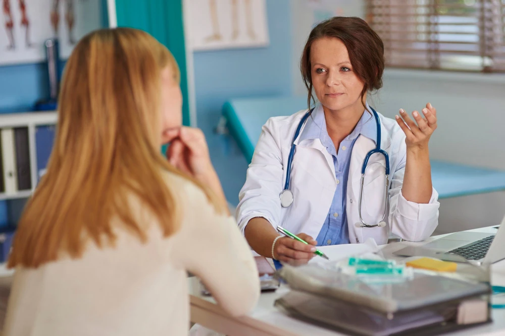 Médica conversando con una paciente en una revisión preventiva