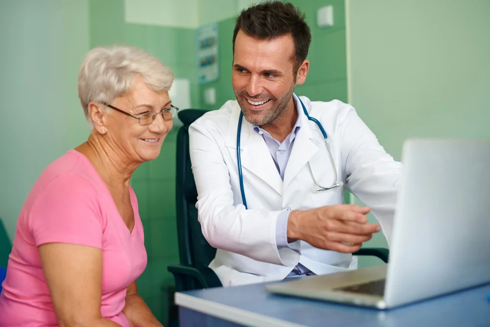 Médico explicando el plan de tratamiento a un paciente