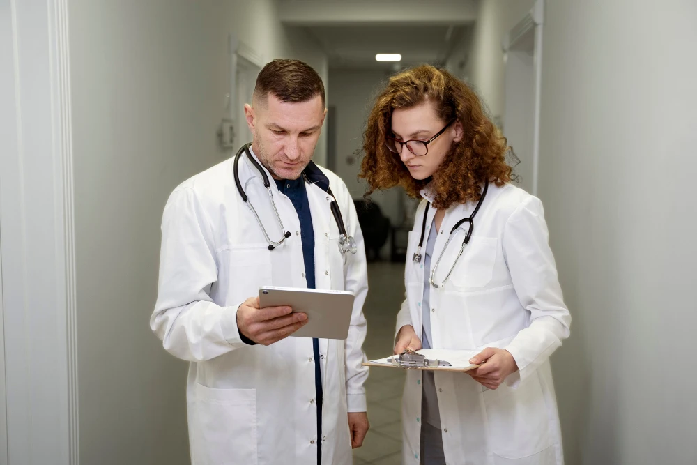 Profesionales sanitarios compartiendo información del paciente en una tablet