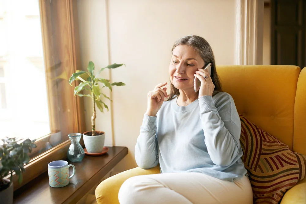Paciente llamando por teléfono para pedir cita médica