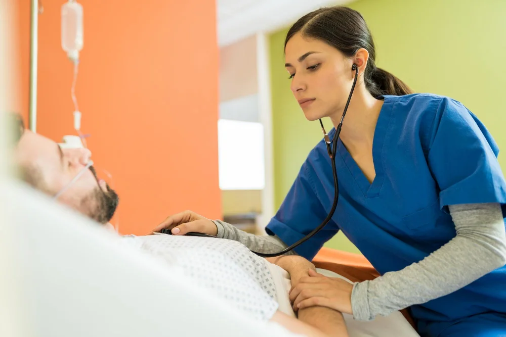 Enfermera preparando a un paciente para una prueba médica