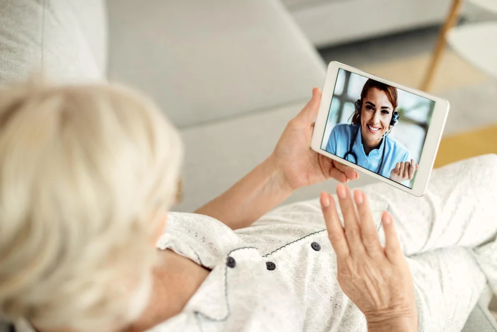 Médico haciendo seguimiento por videollamada con un paciente