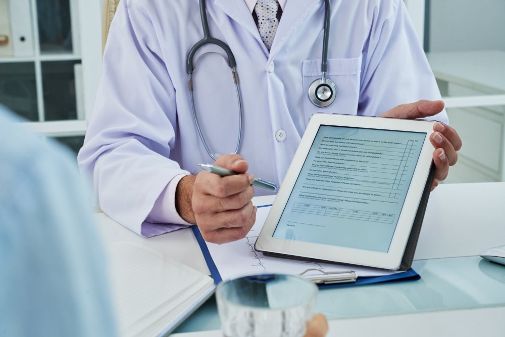 Doctor mostrando directorio medico